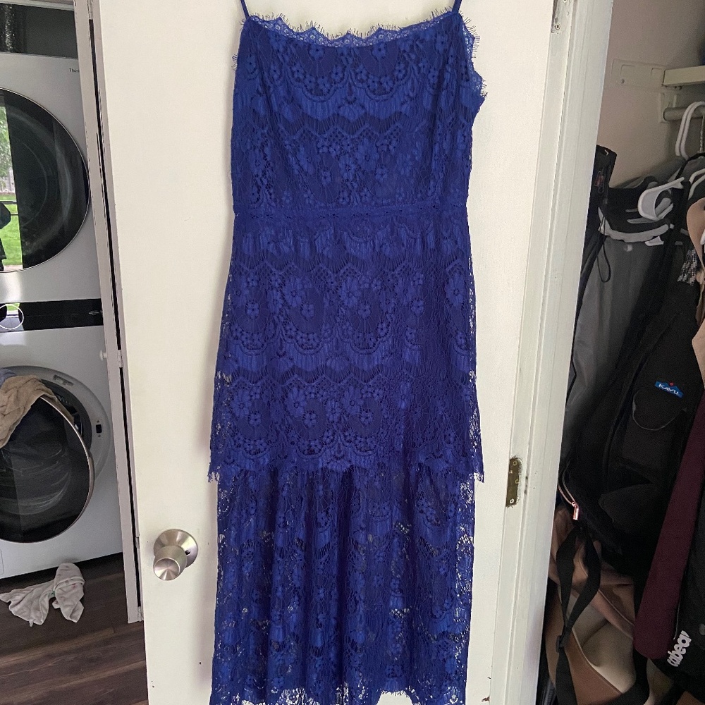 Lulu’s tiered lace midi dress